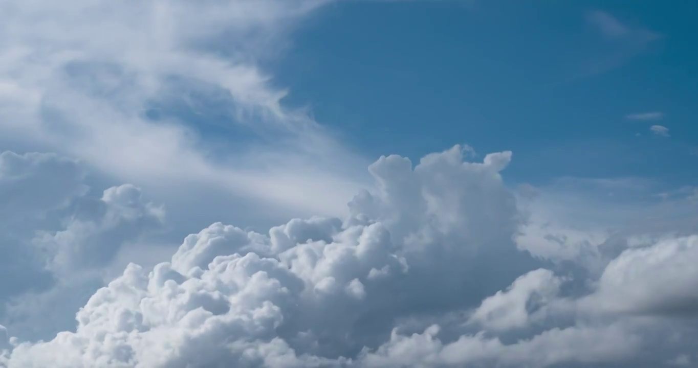 夏日晴朗天空中翻云滚滚视频素材