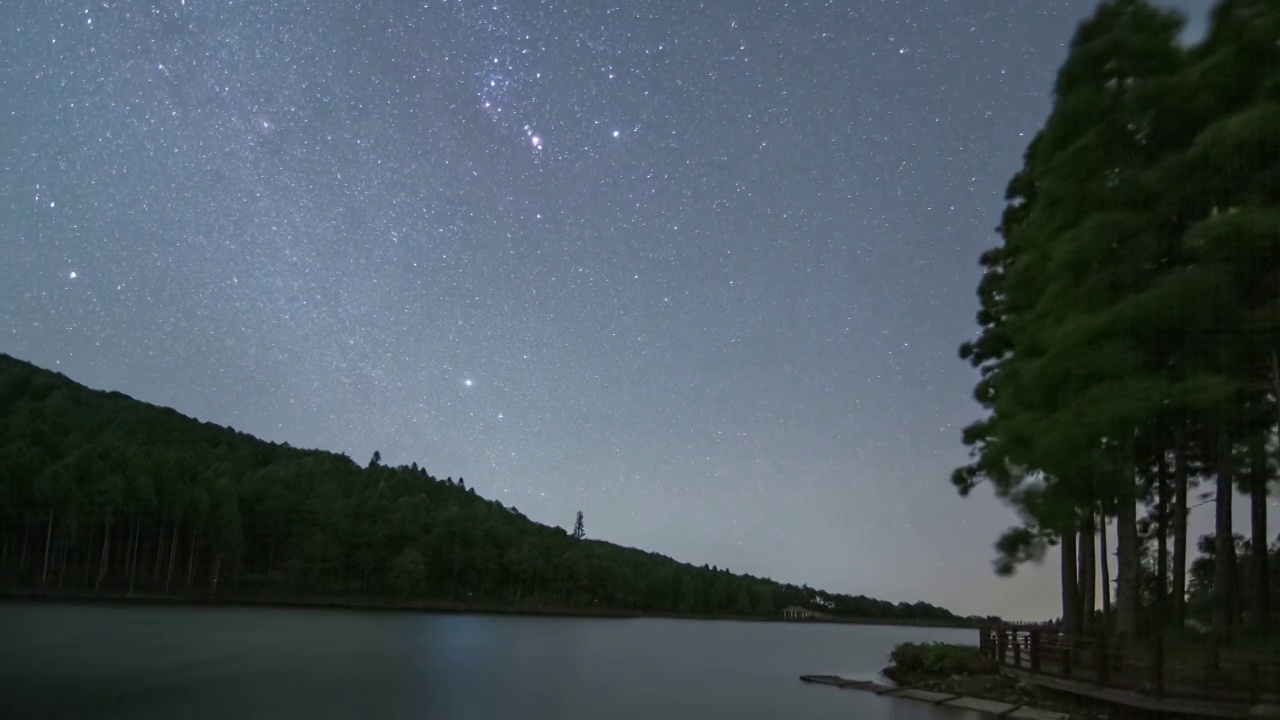 星空延时：江西明月山月亮湖猎户升起视频素材