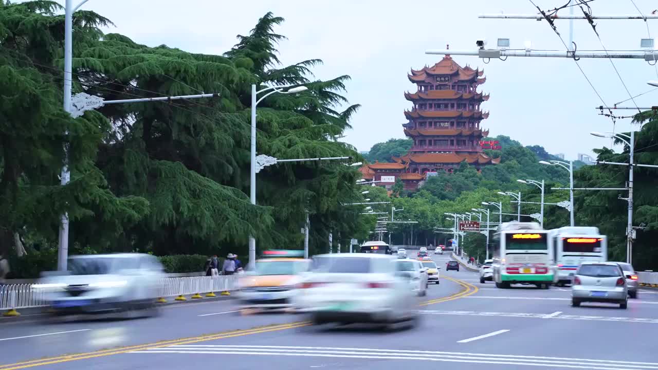 武汉5A级旅游地标景区黄鹤楼与车流视频素材