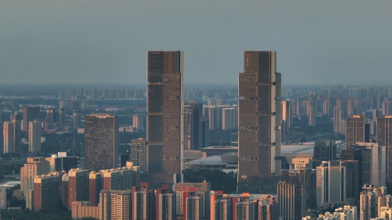 夏季郑州东站高铁商务区日落时段高视角航拍风光视频素材