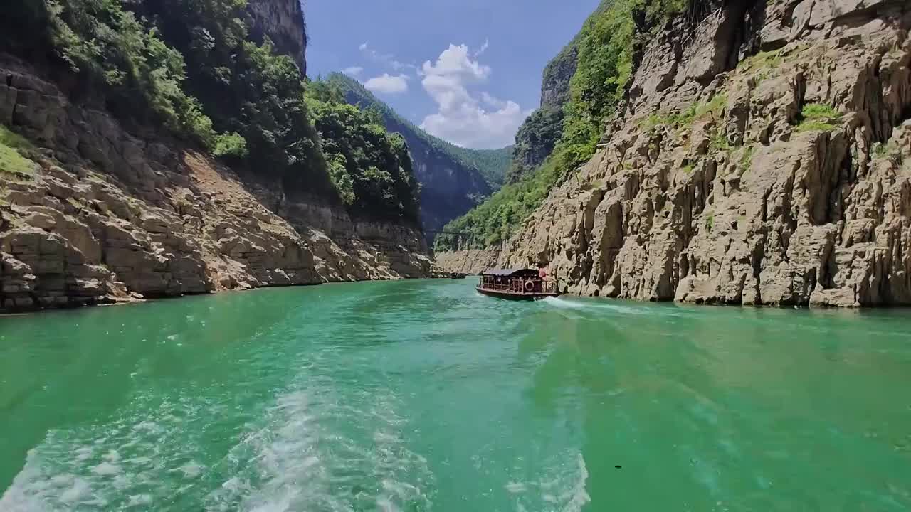 长江，长江三峡，巫山小山峡，长江的河流，小三峡景区，乘船，峡谷，河谷，绿色，绿水青山，游览视频素材