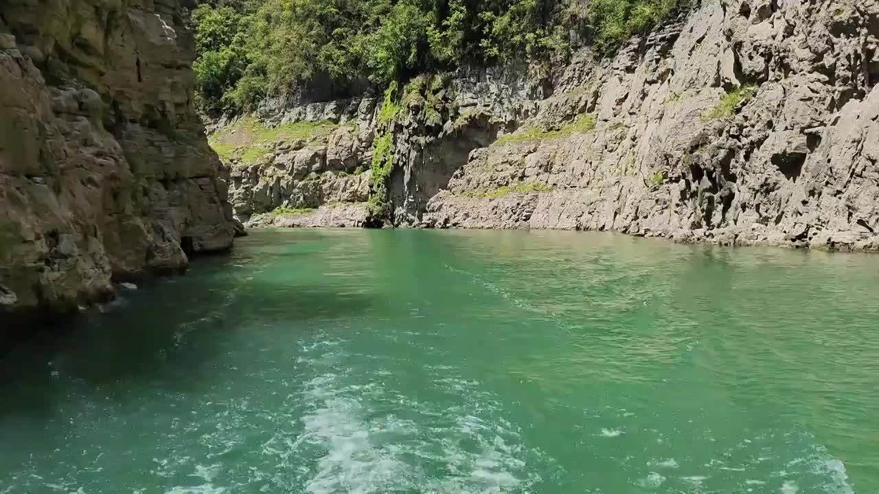 长江，长江三峡，巫山小山峡，长江的河流，小三峡景区，乘船，峡谷，河谷，绿色，绿水青山，游览视频素材