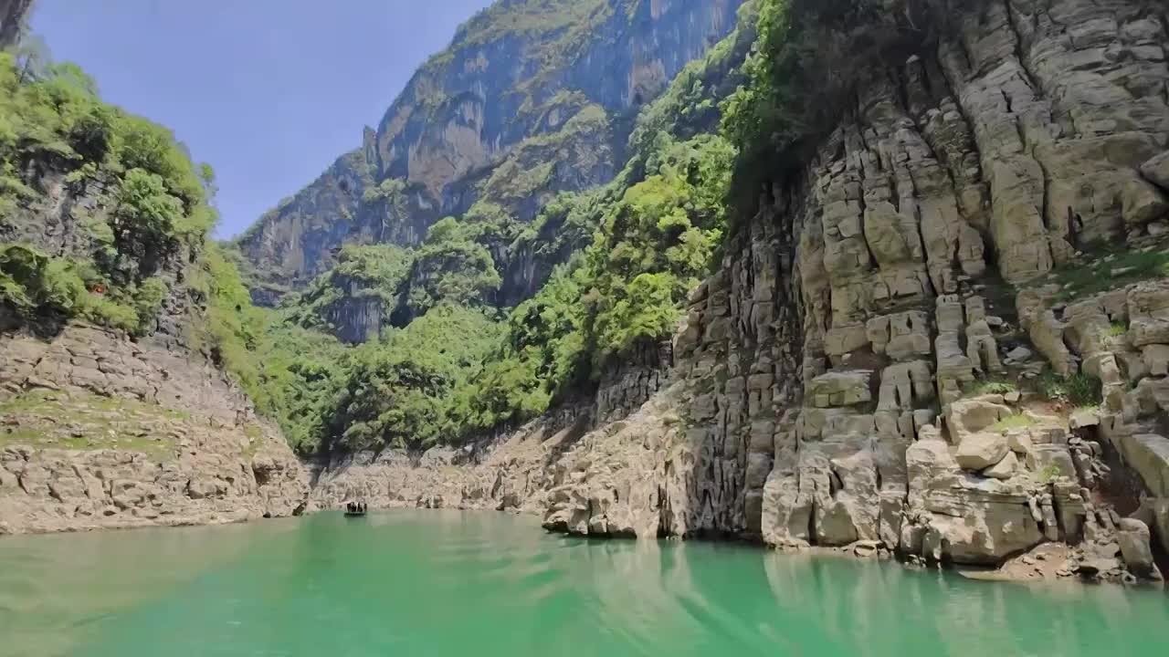 长江，长江三峡，巫山小山峡，长江的河流，小三峡景区，乘船，峡谷，河谷，绿色，绿水青山，游览视频素材