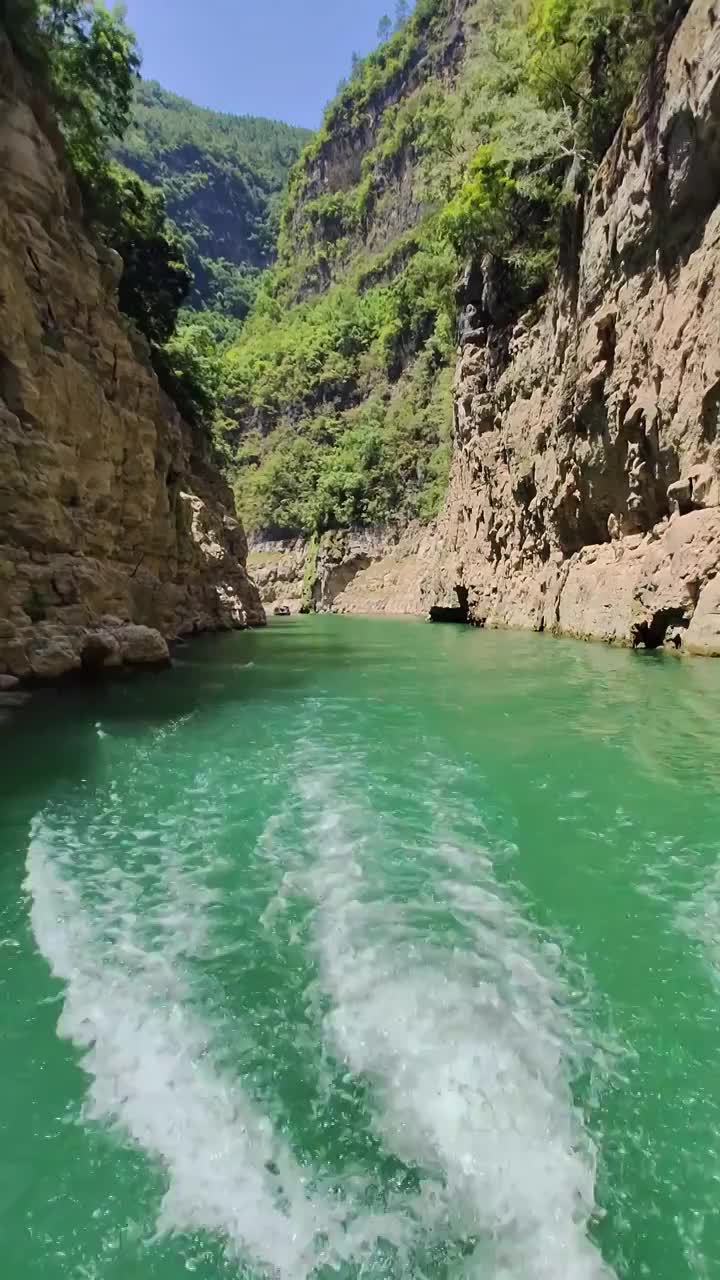 长江，长江三峡，巫山小山峡，长江的河流，小三峡景区，乘船，峡谷，河谷，绿色，绿水青山，游览视频素材