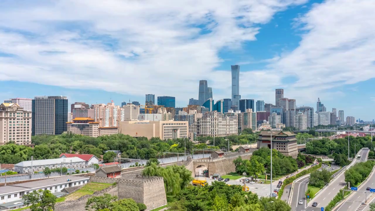 蓝天下的北京明城墙和中央商务区CBD国贸城市天际线延时视频素材