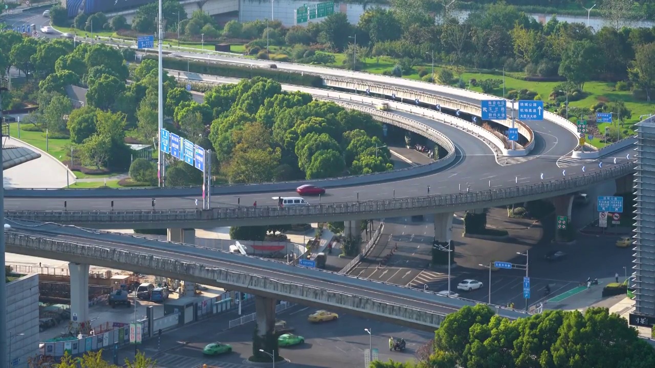 繁忙的立交桥道路车流视频素材