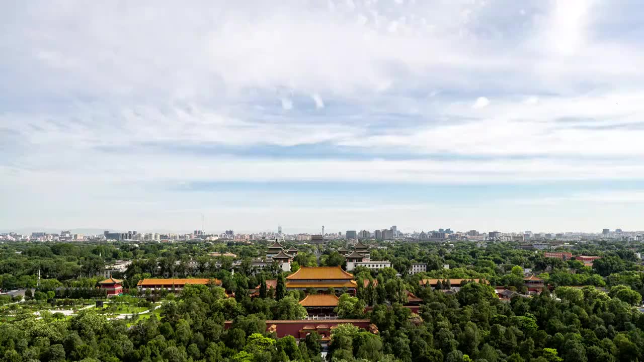 北京中轴线风光，景山公园俯瞰鼓楼大街视频素材