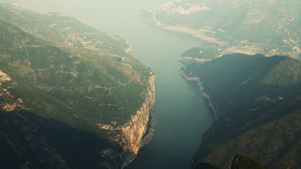 长江的货船，长江三峡，瞿塘峡，长江的水运，重庆奉节瞿塘峡视频素材