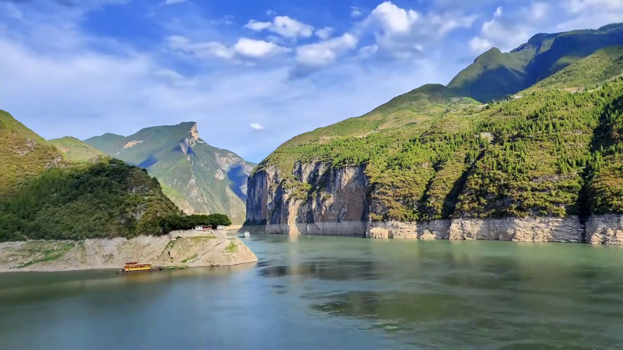 瞿塘峡，夏天，三峡之巅，长江三峡，水运，轮船，穿梭，河谷，长江，货运，水路，船，行驶，运输业视频素材