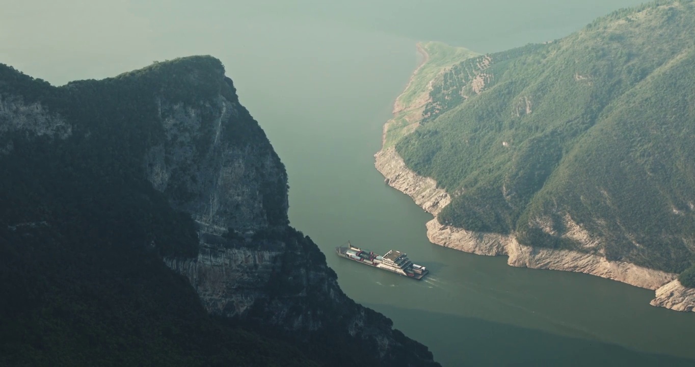 长江三峡，俯拍长江，瞿塘峡，水运，货轮，轮船，水路运输，重庆奉节，山谷，长江水文视频素材