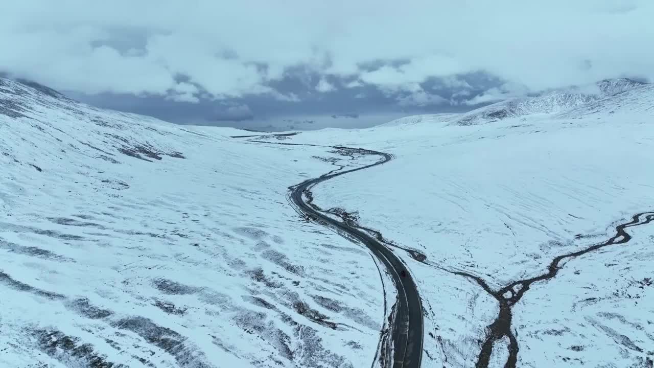 航拍青海果洛阿尼玛卿雪山与高速公路视频素材