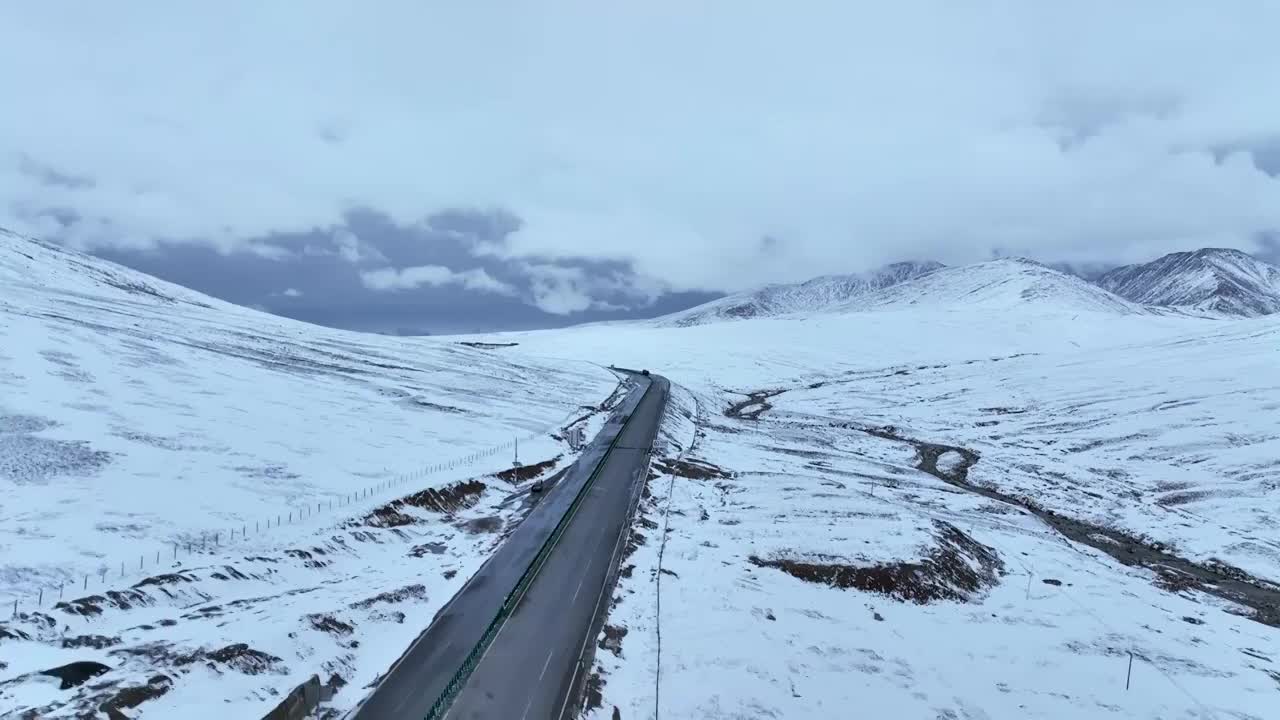 航拍青海果洛阿尼玛卿雪山与高速道路视频素材