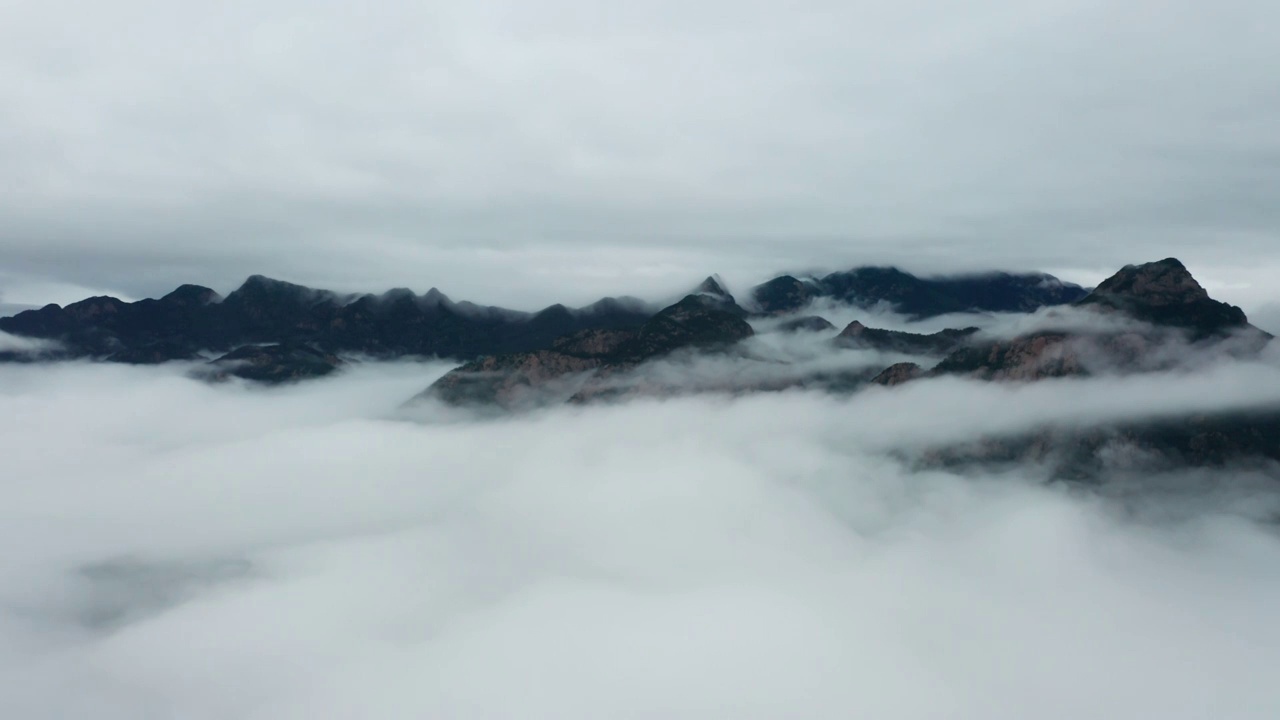 航拍云层山东泰山泰安城市全貌城市建筑视频素材