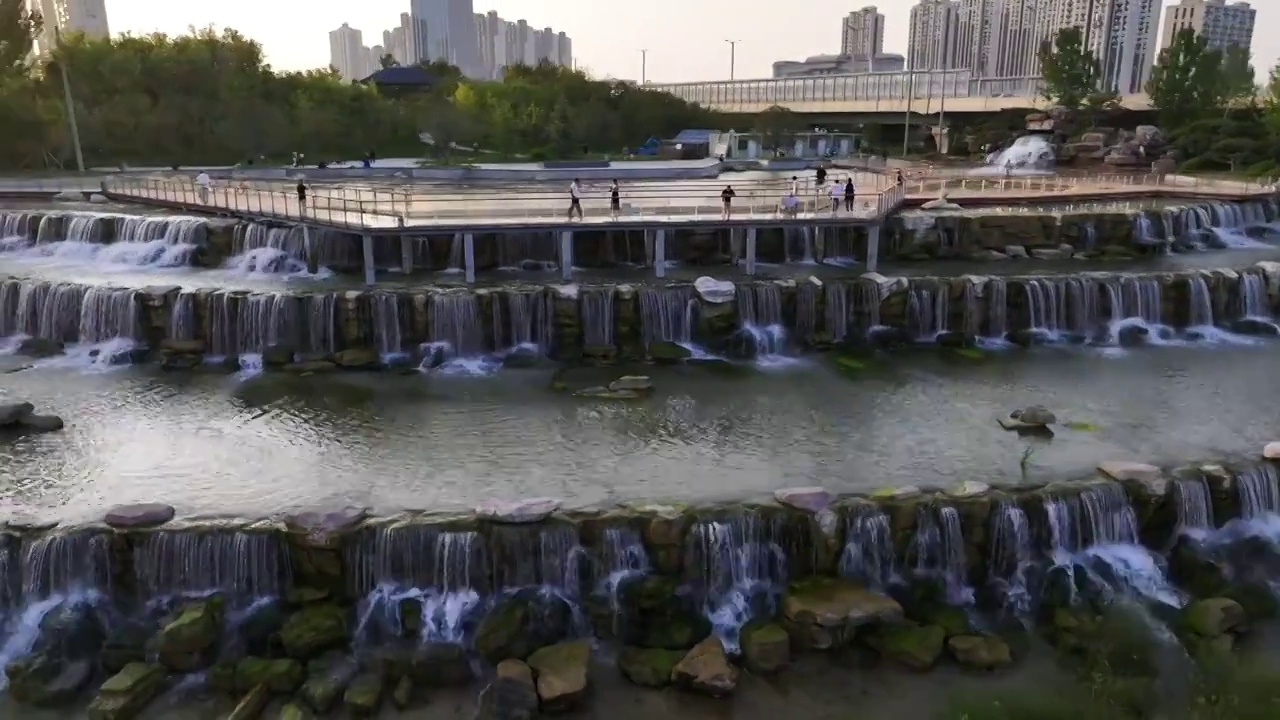 河南省郑州市西流湖公园西流叠瀑秋季景观航拍风光视频下载