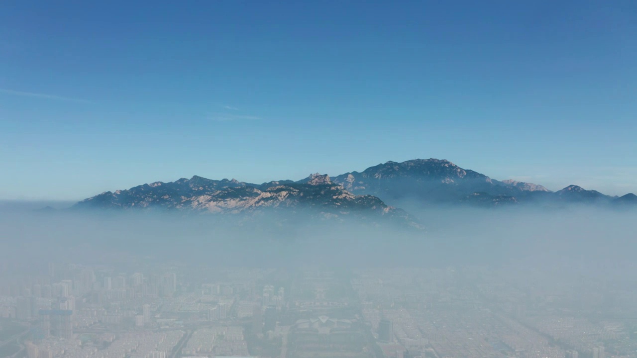 航拍云层山东泰山泰安城市全貌城市建筑视频素材