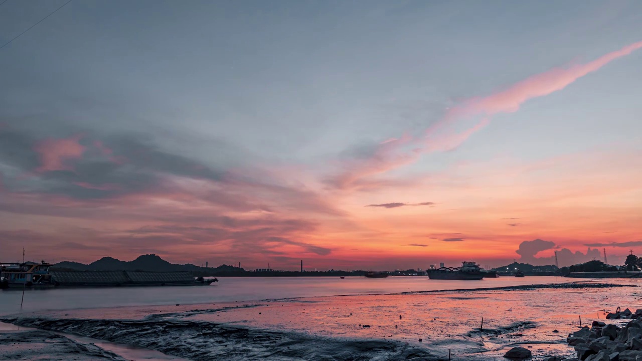 海边滩涂船只粉色晚霞视频素材