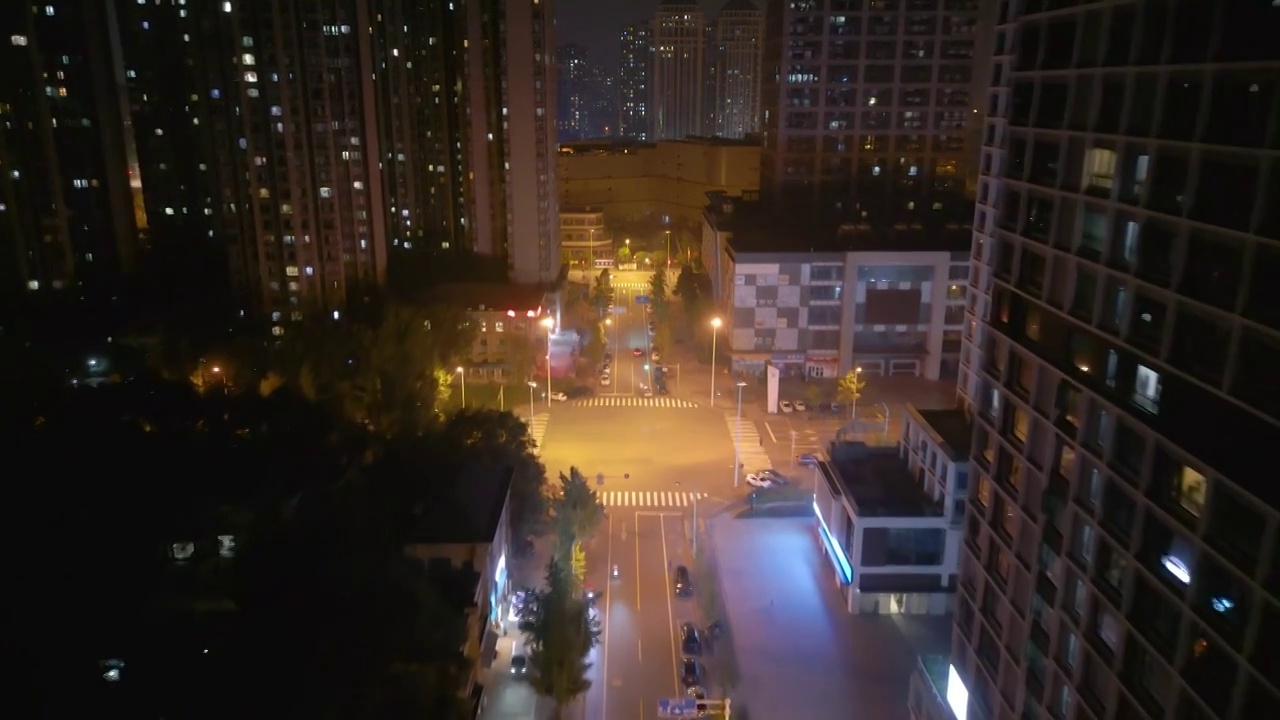 航拍成都郫都区创智南一路的街道夜景视频素材