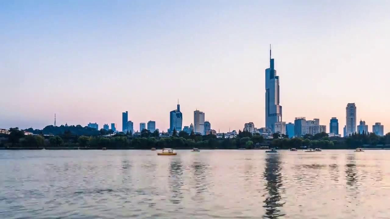 中国江苏南京紫峰大厦和玄武湖上的游船延时摄影航拍夜景视频素材