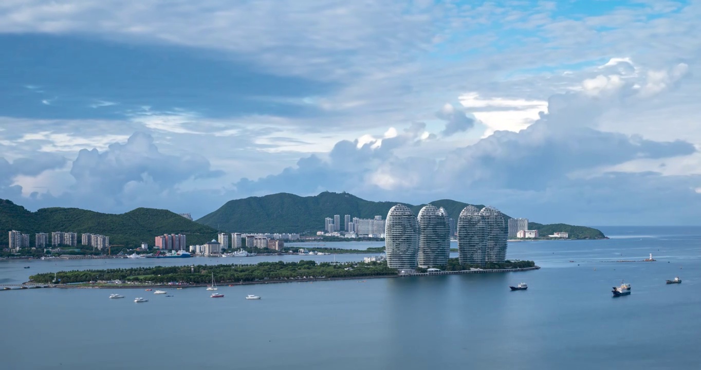 多变云彩下滨海城市风光视频素材