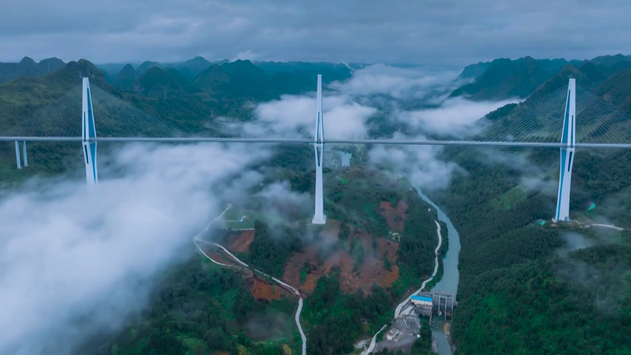 雨后云雾中的平塘特大桥和观景台视频素材