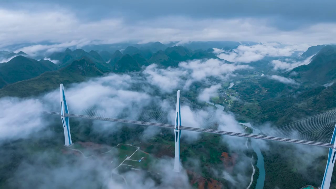 雨后云雾中的平塘特大桥和观景台视频素材