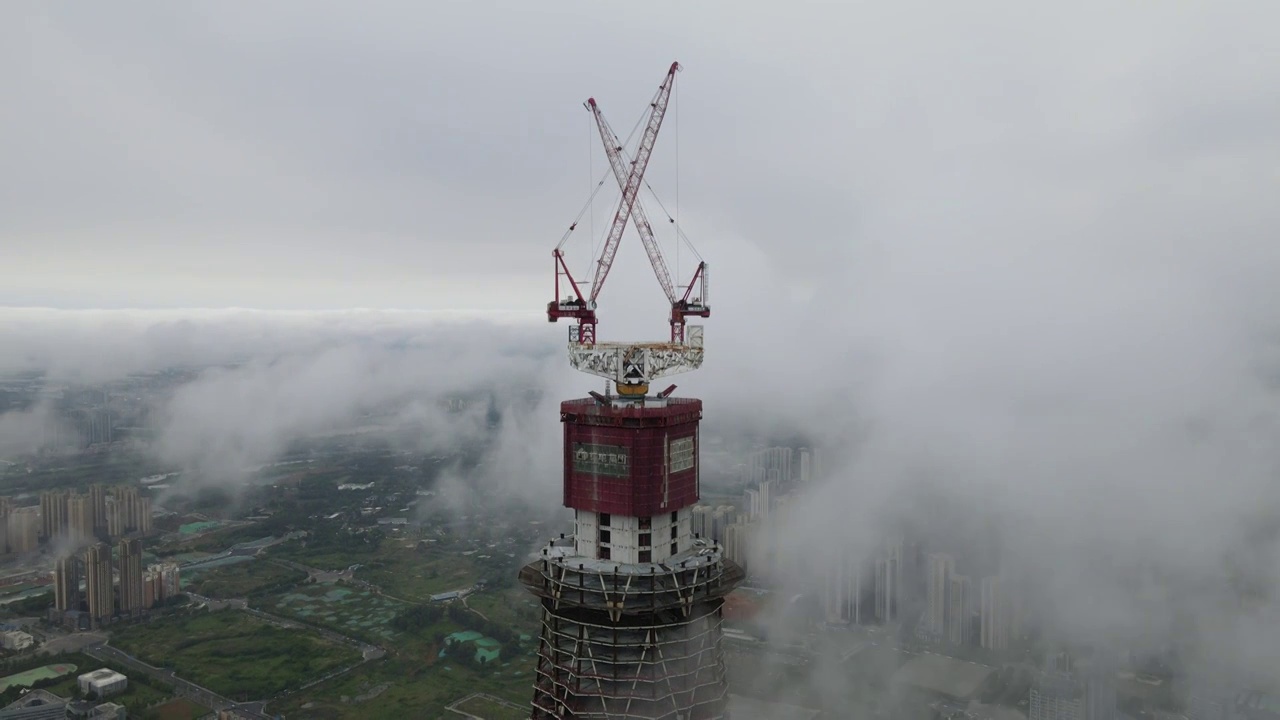 暴雨来临前的成都蜀峰468穿云视频视频素材