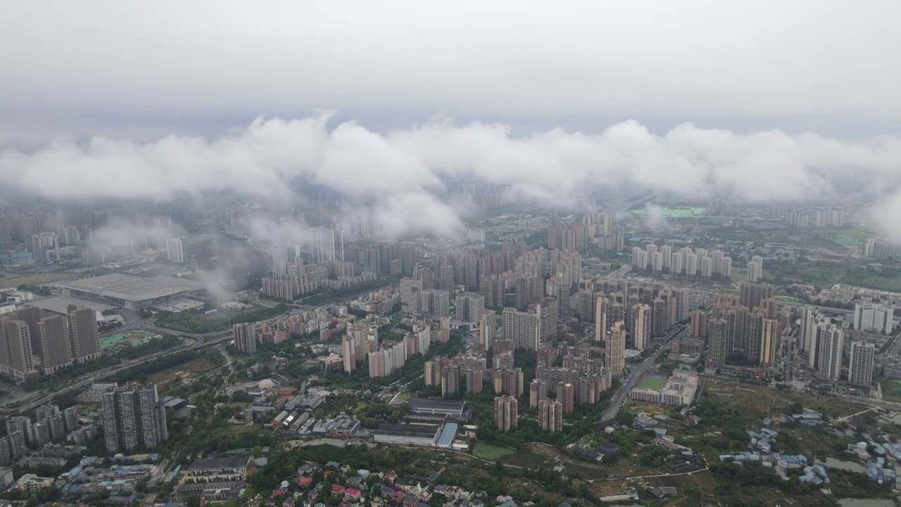 暴雨来临前的成都蜀峰468穿云视频视频素材