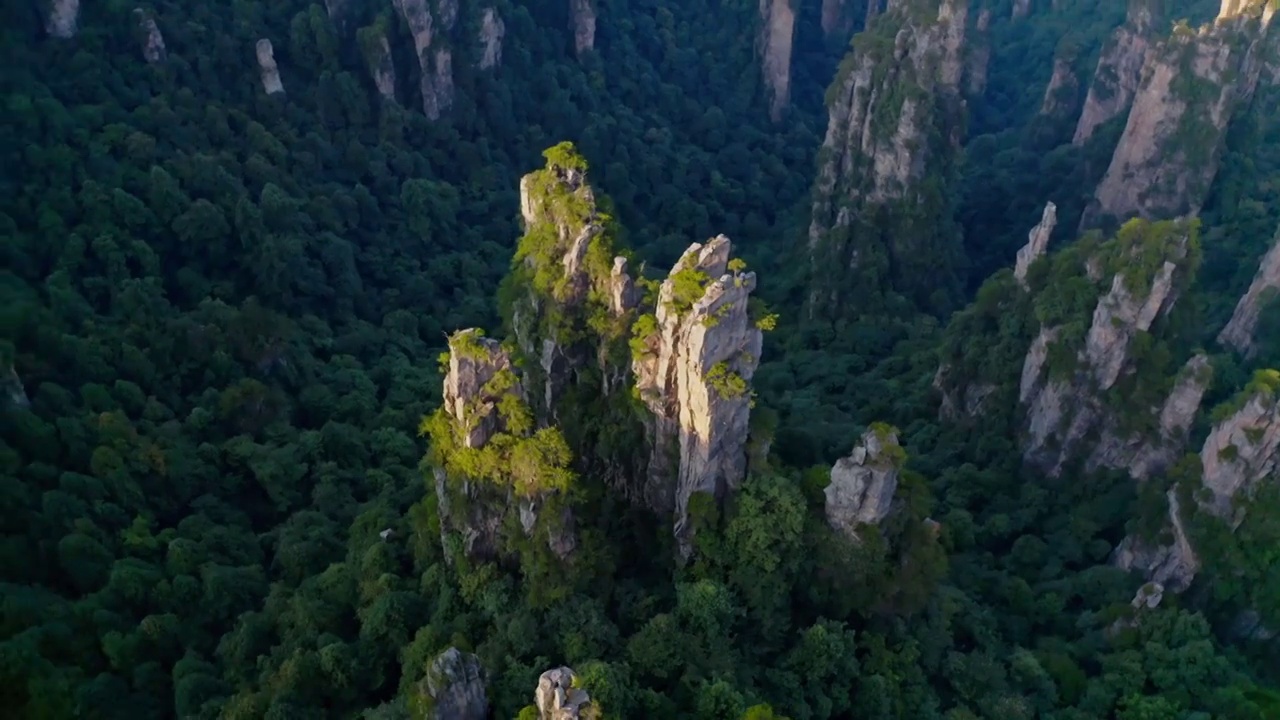 张家界，张家界天子山，武陵源景区，夕阳下的张家界，喀斯特地貌，峰林，岩石，石笋，石柱视频素材