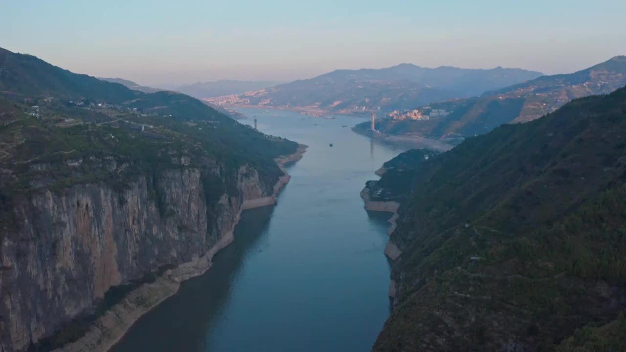 瞿塘峡，长江的航拍，长江三峡，峡谷的风光，瞿塘峡风光，河谷的悬崖，重庆奉节县视频素材