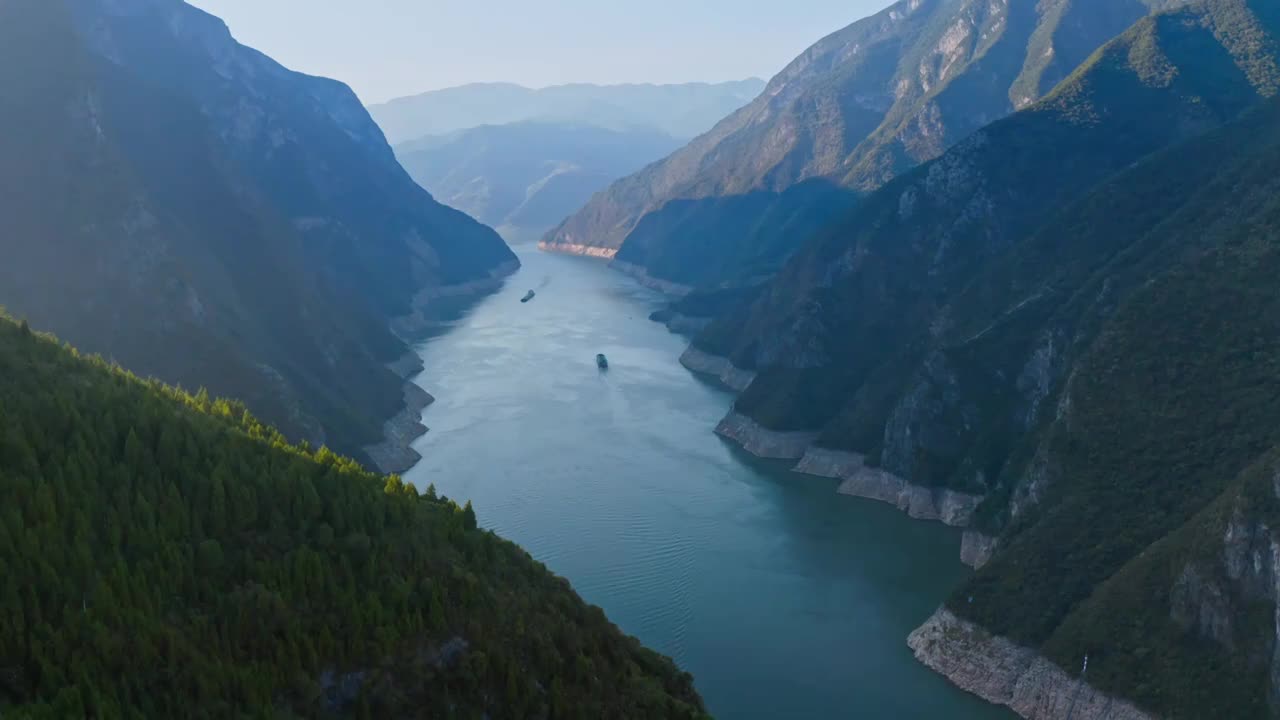 瞿塘峡，长江的航拍，长江三峡，峡谷的风光，瞿塘峡风光，河谷的悬崖，重庆奉节县视频素材