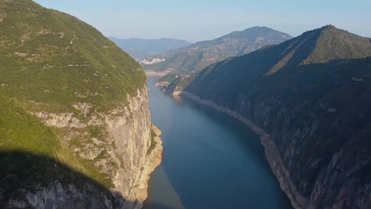 瞿塘峡，长江的航拍，长江三峡，峡谷的风光，瞿塘峡风光，河谷的悬崖，重庆奉节县视频素材