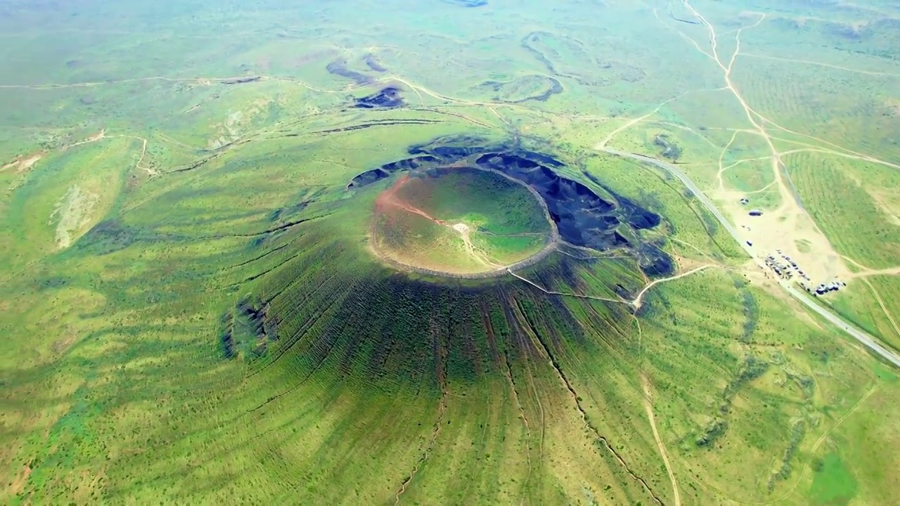 中国内蒙古乌兰察布乌兰哈达火山三号火山航拍视频素材