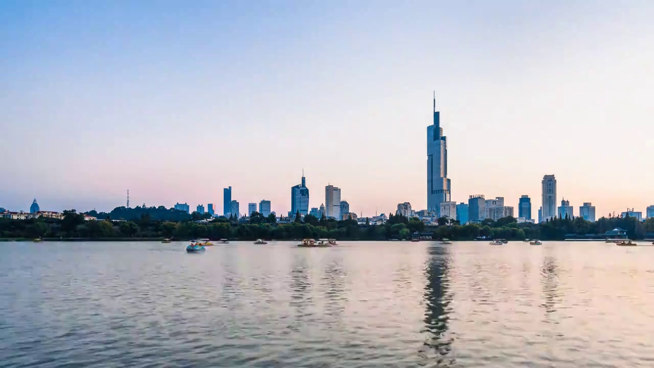 中国江苏南京紫峰大厦和玄武湖上的游船延时摄影航拍夜景视频素材