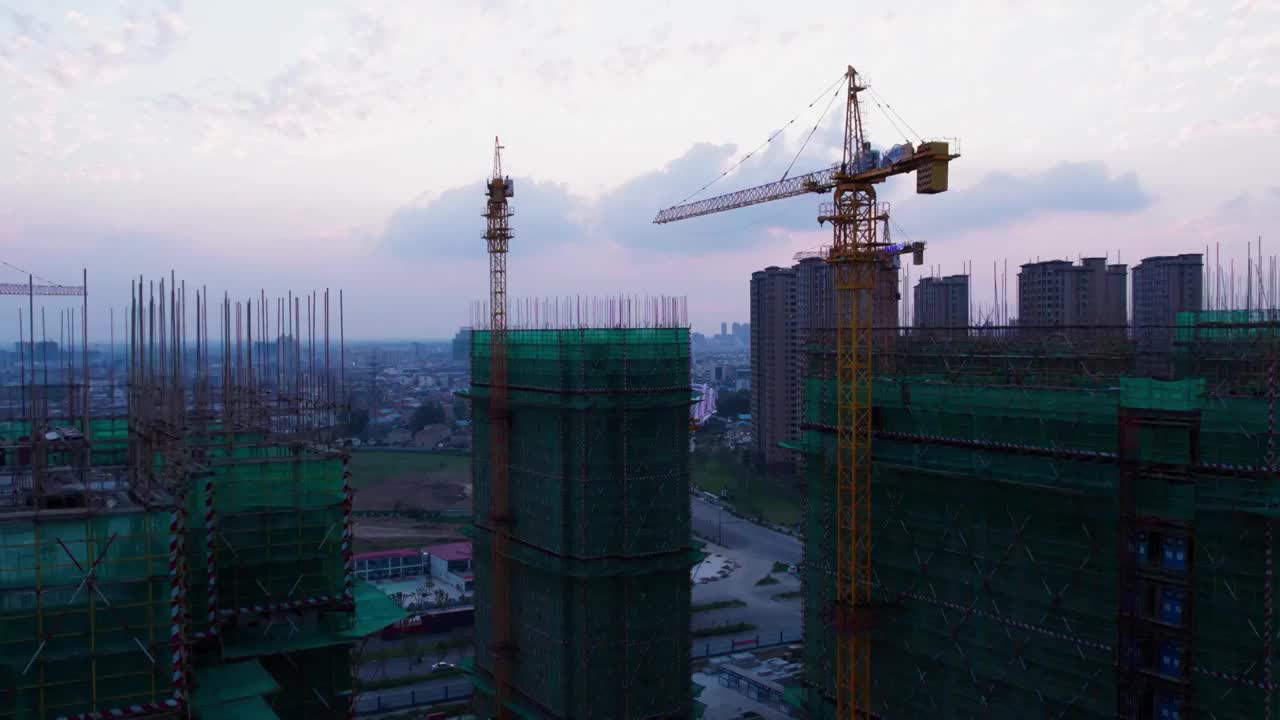 城市塔吊工地-落日航拍视频素材