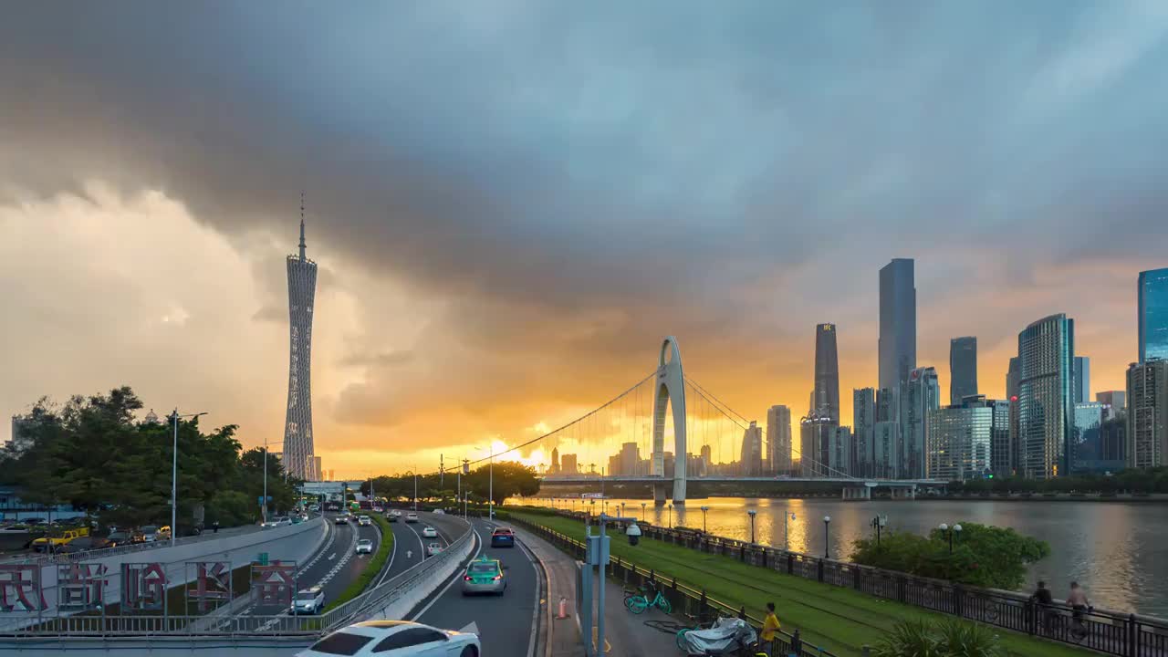 暴雨来临时的广州塔与珠江新城日落延时风光视频素材