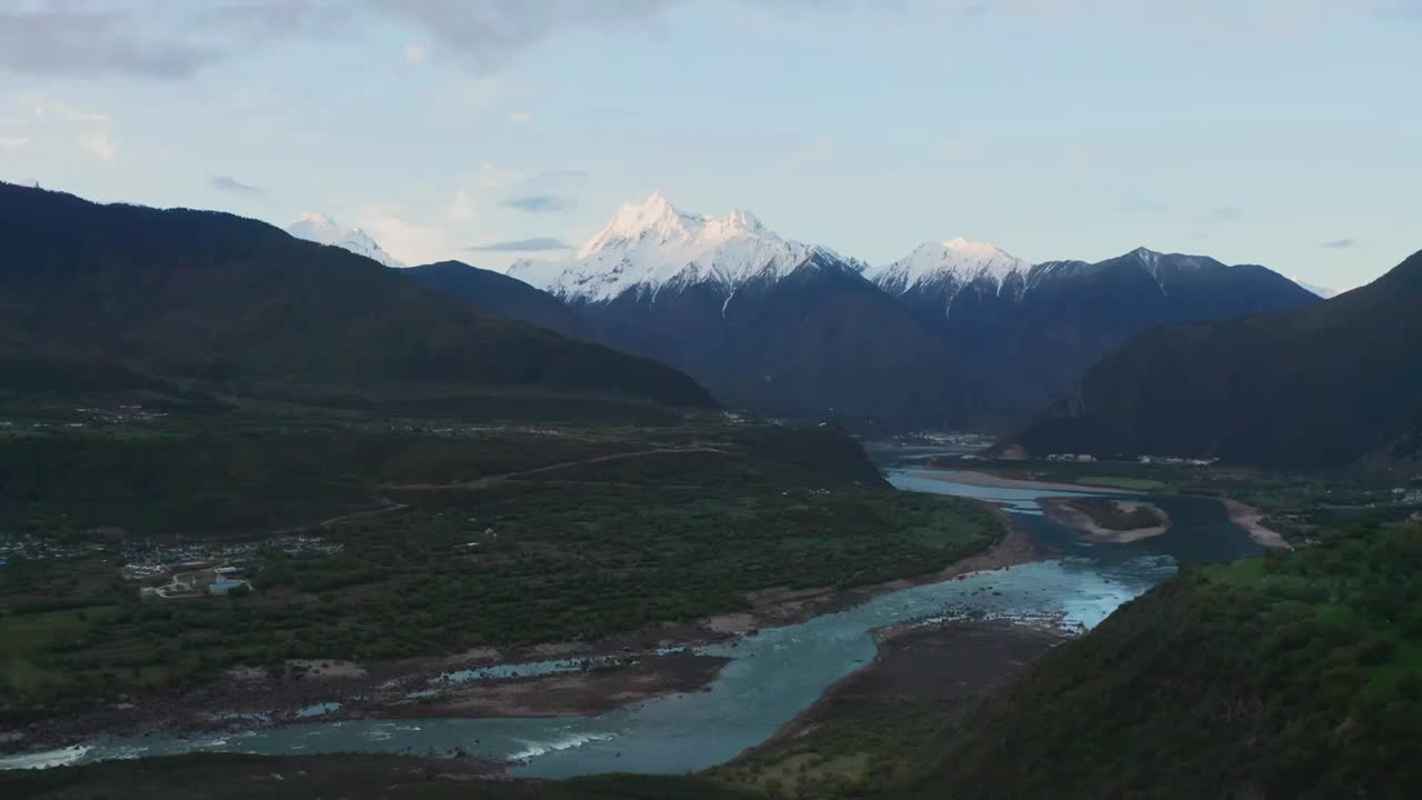 航拍雅鲁藏布大峡谷多雄拉山_左右平移视频素材