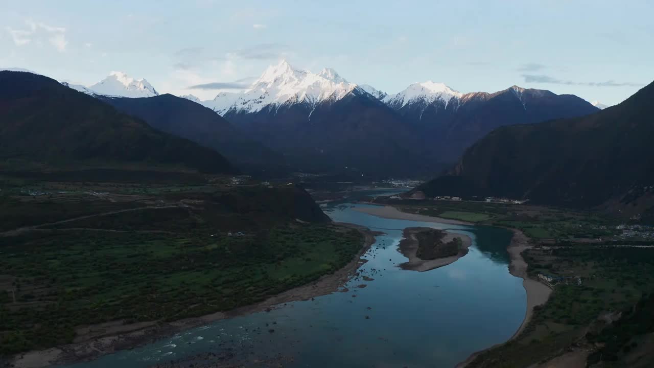 航拍雅鲁藏布大峡谷多雄拉山_向前推进由远到近视频素材