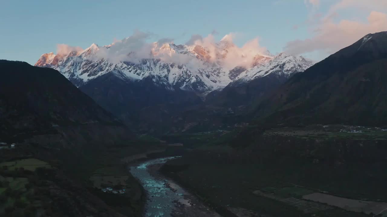 航拍雅鲁藏布江和南迦巴瓦峰日落视频素材