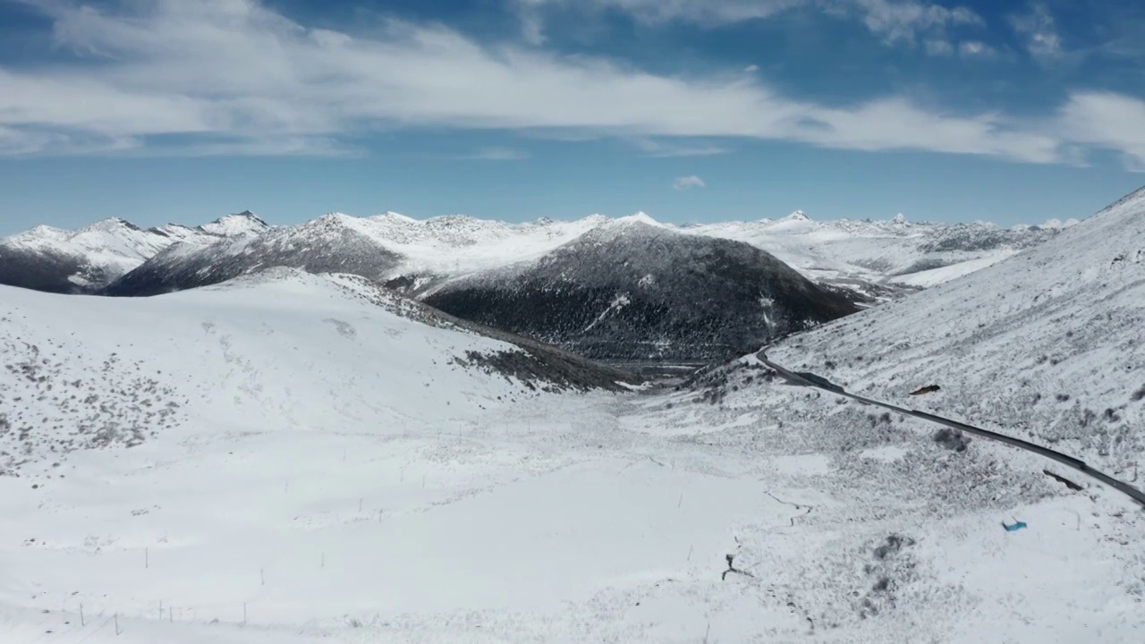 航拍西藏林芝色季拉山垭口雪景视频素材