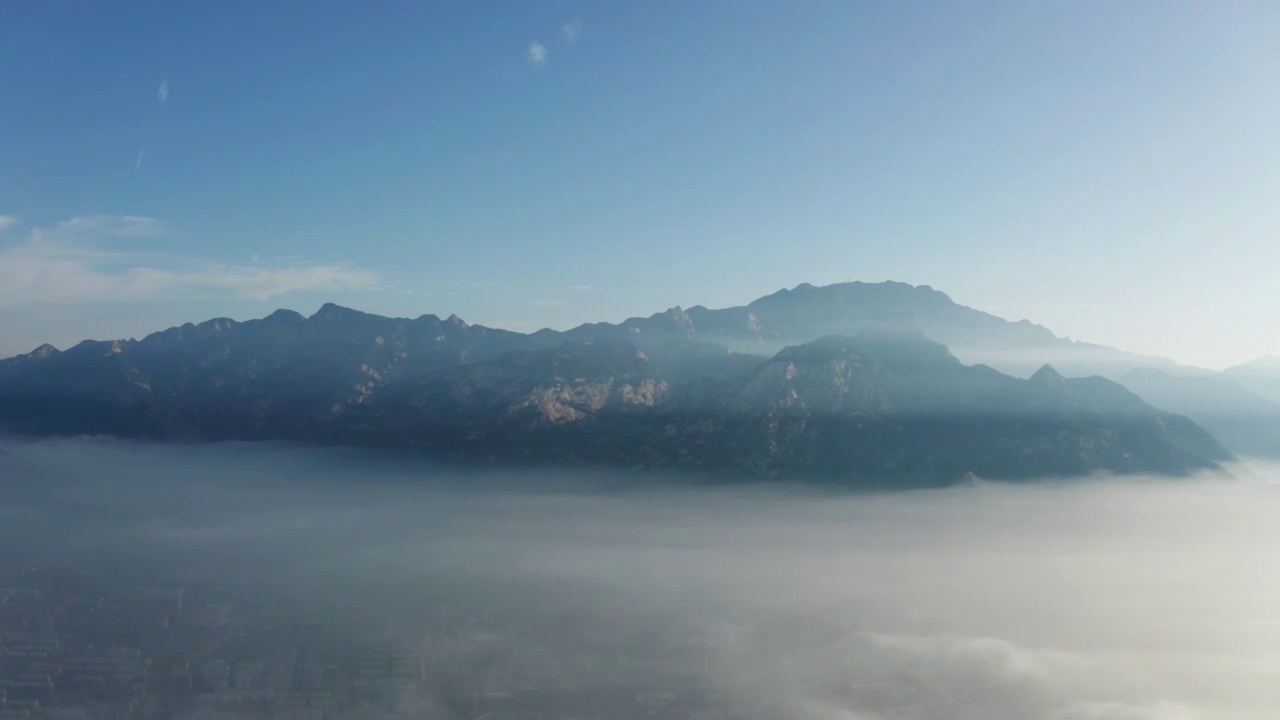 航拍云层山东泰山泰安城市全貌城市建筑视频素材