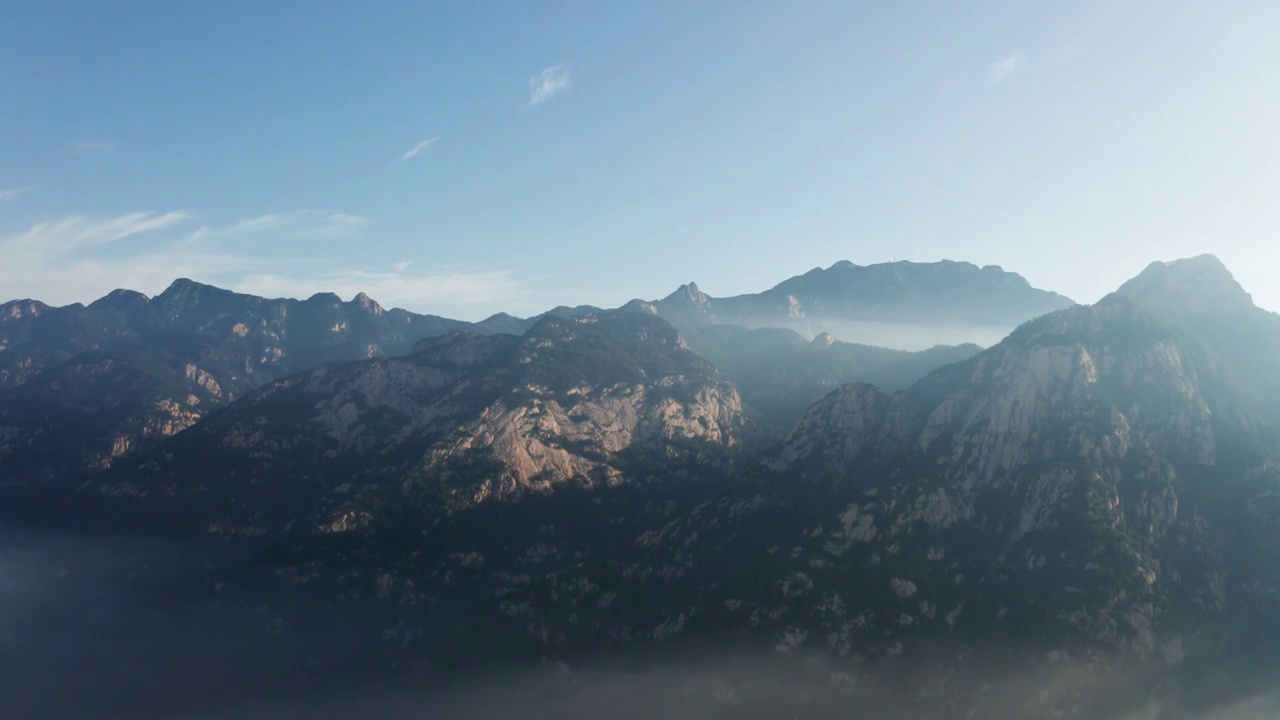 航拍云层山东泰山泰安城市全貌城市建筑视频素材