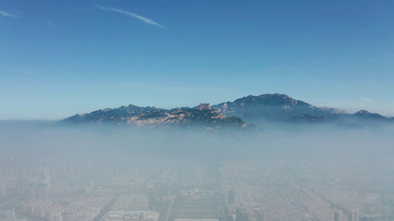 航拍云层山东泰山泰安城市全貌城市建筑视频素材