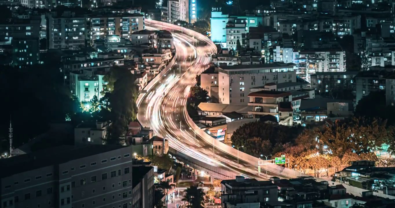 城市居民楼夜景道路车流光轨、S湾视频素材