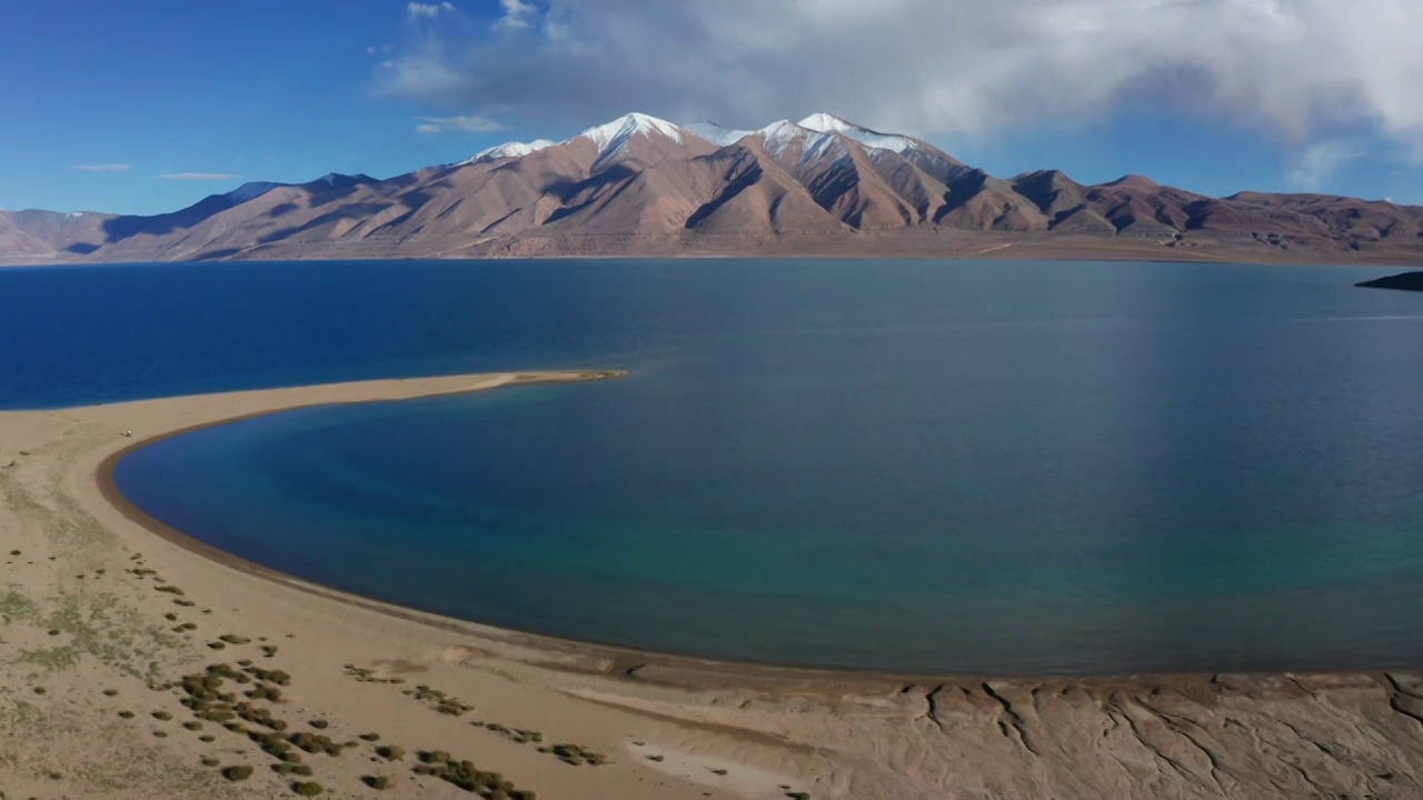 航拍当惹雍错湖岸U形湾_后拉视频素材