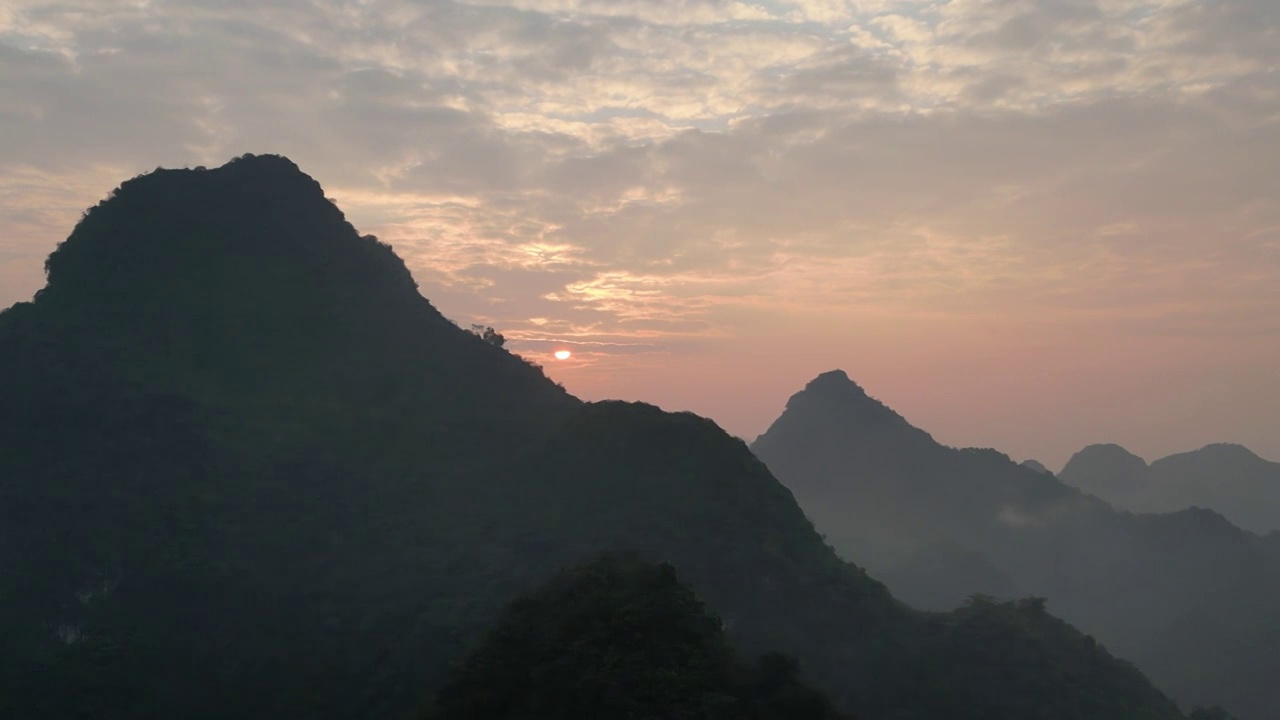 贵州望谟，初秋清晨大山里的日出时分。视频素材