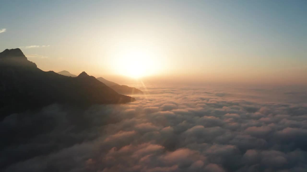 航拍云层山东泰山泰安城市全貌城市建筑视频素材