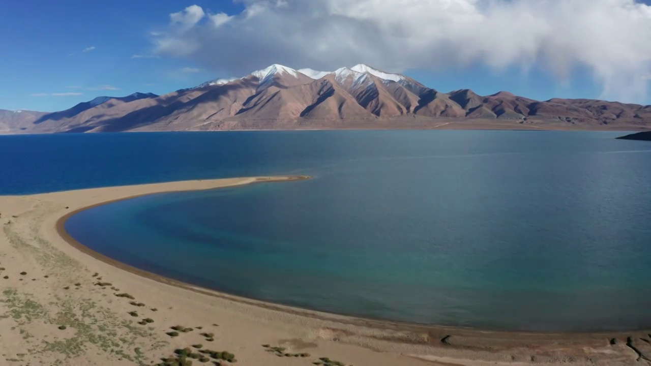 航拍当惹雍错湖岸U形湾视频素材