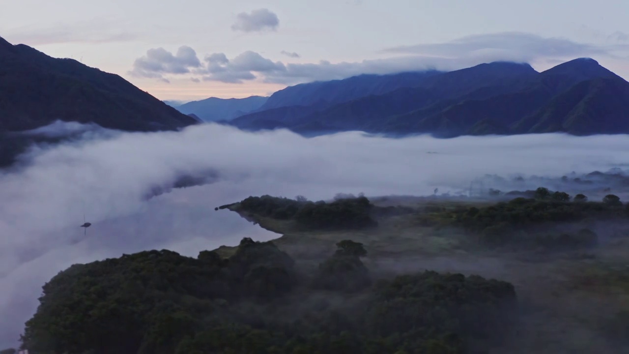 大九湖晨雾，神农架的雾，清晨的大九湖，神农架晨景，云雾缭绕的大九湖视频素材