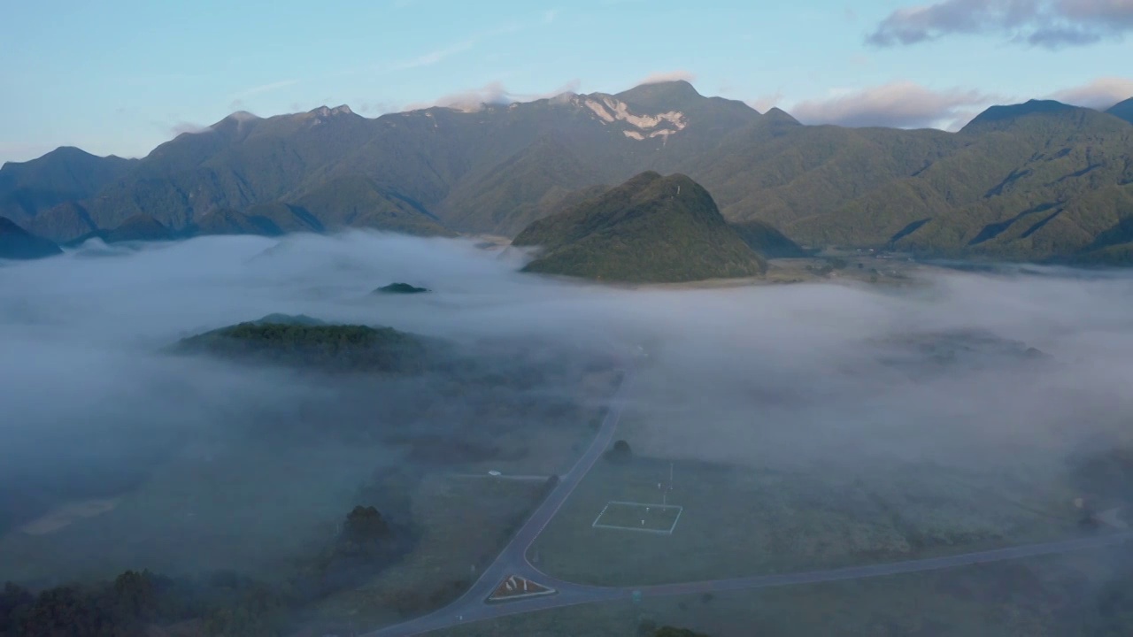 大九湖晨雾，神农架的雾，清晨的大九湖，神农架晨景，云雾缭绕的大九湖视频素材