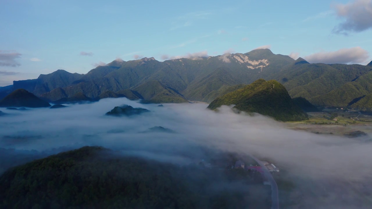 大九湖晨雾，神农架的雾，清晨的大九湖，神农架晨景，云雾缭绕的大九湖视频素材